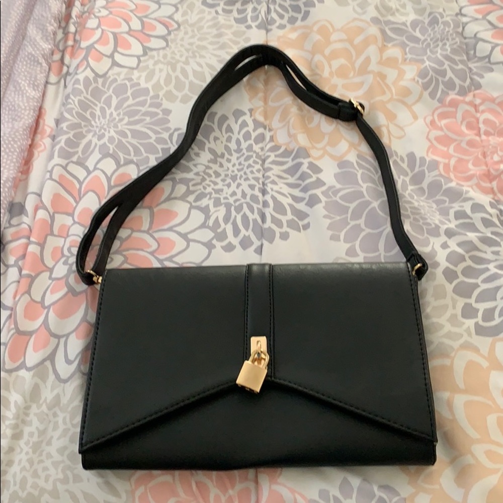 black shoulder bag